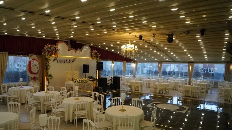 Anadolu Teras Park ana salonu — sahne, avize ve mermer dans pisti