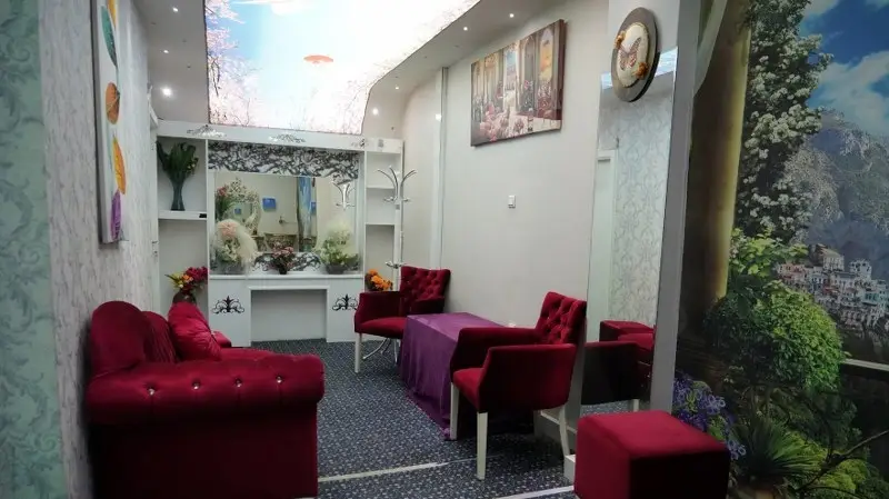 Gelin hazırlık odası — bordo kadife koltuklar ve makyaj aynası